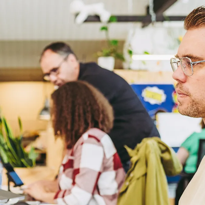 Collega's achter de computer