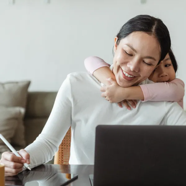 moeder en kind achter laptop schoolkassa